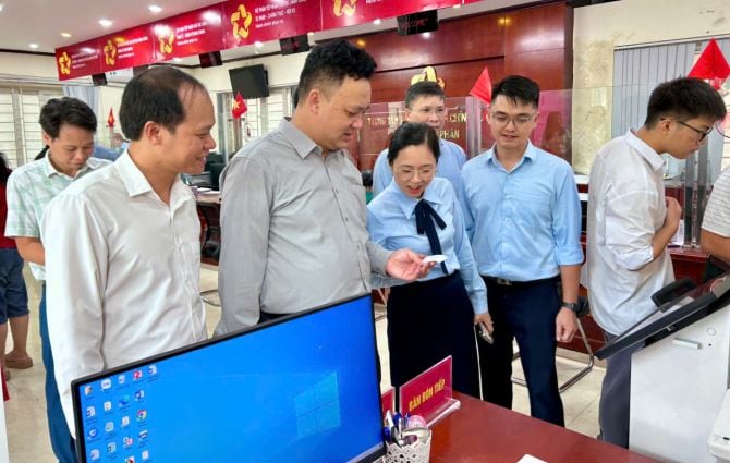 En delegation från ministeriet för vetenskap och teknik genomförde en fältundersökning vid den offentliga förvaltningens servicecenter i Cao Bang-provinsen. Foto: Vetenskaps- och teknikkommunikationscentret. Đoàn công tác Bộ KH&CN khảo sát thực tế tại Trung tâm phục vụ hành chính công tại tỉnh Cao Bằng. Ảnh: Trung tâm Truyền thông KH&CN.