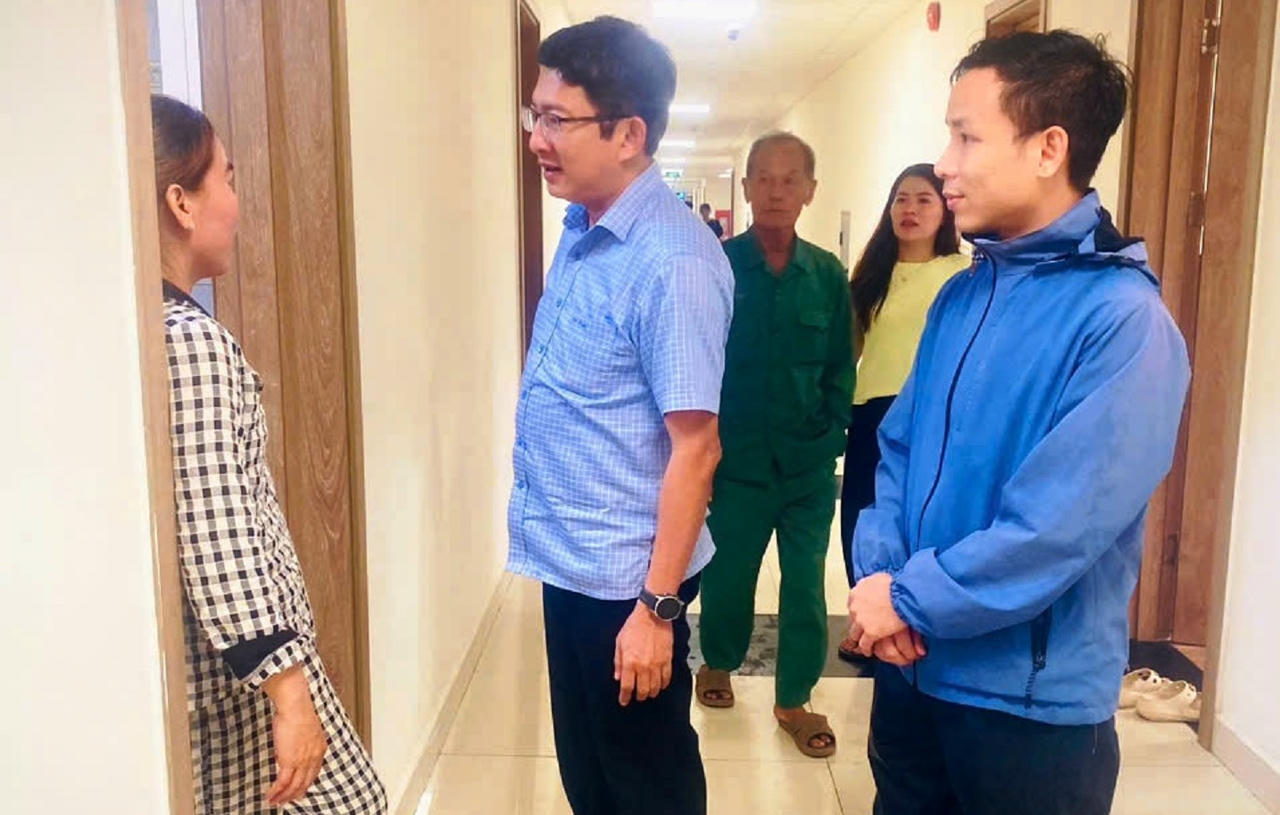 Lederne i Van Tuong kommune besøkte og inspiserte innkvarteringsordningen for kommunens folk på sovesalen til Hoa Phat Dung Quat Steel Company.