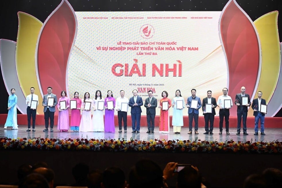 ویتنام جرنلسٹس ایسوسی ایشن کے چیئرمین لی کووک من اور وائس آف ویتنام کے جنرل ڈائریکٹر ڈو تیئن سی نے مصنفین اور مصنفین گروپوں کے نمائندوں کو دوسرا انعام پیش کیا۔ تصویر: ٹران ہوان۔ Chủ tịch Hội Nhà báo Việt Nam Lê Quốc Minh, Tổng Giám đốc Đài Tiếng nói Việt Nam Đỗ Tiến Sỹ trao giải Nhì cho các tác giả, đại diện nhóm tác giả. Ảnh: Trần Huấn.