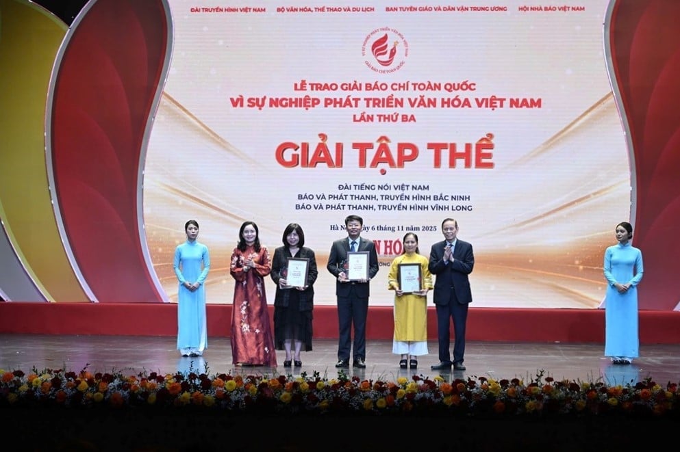 مرکزی پروپیگنڈا ڈیپارٹمنٹ کے سابق نائب سربراہ، نان ڈان اخبار کے سابق ایڈیٹر انچیف، ویتنام جرنلسٹس ایسوسی ایشن کے سابق صدر نگوین ہونگ ون اور نائب وزیر ثقافت، کھیل اور سیاحت Trinh Thi Thu نے تین پریس ایجنسیوں کو اجتماعی ایوارڈز پیش کیے جن میں اعلیٰ معیار اور اعلیٰ نتائج کے بہت سے شریک کام ہیں۔ تصویر: ٹران ہوان۔ Nguyên Phó Trưởng Ban Thường trực Ban Tuyên giáo Trung ương, nguyên Tổng Biên tập Báo Nhân Dân, nguyên Chủ tịch Hội Nhà báo Việt Nam Nguyễn Hồng Vinh và Thứ trưởng Bộ VH-TT-DL Trịnh Thị Thuỷ trao Giải tập thể cho 3 cơ quan báo chí có nhiều tác phẩm tham dự, có chất lượng và đạt kết quả cao. Ảnh: Trần Huấn.