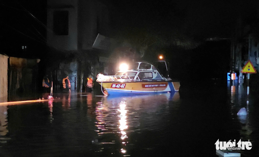 बाढ़ का पानी ऊंचा उठ गया, रिश्तेदारों को अंतिम संस्कार के लिए घर ले जा रहे वाहनों का काफिला फंस गया - फोटो 1. nước lũ - Ảnh 1.