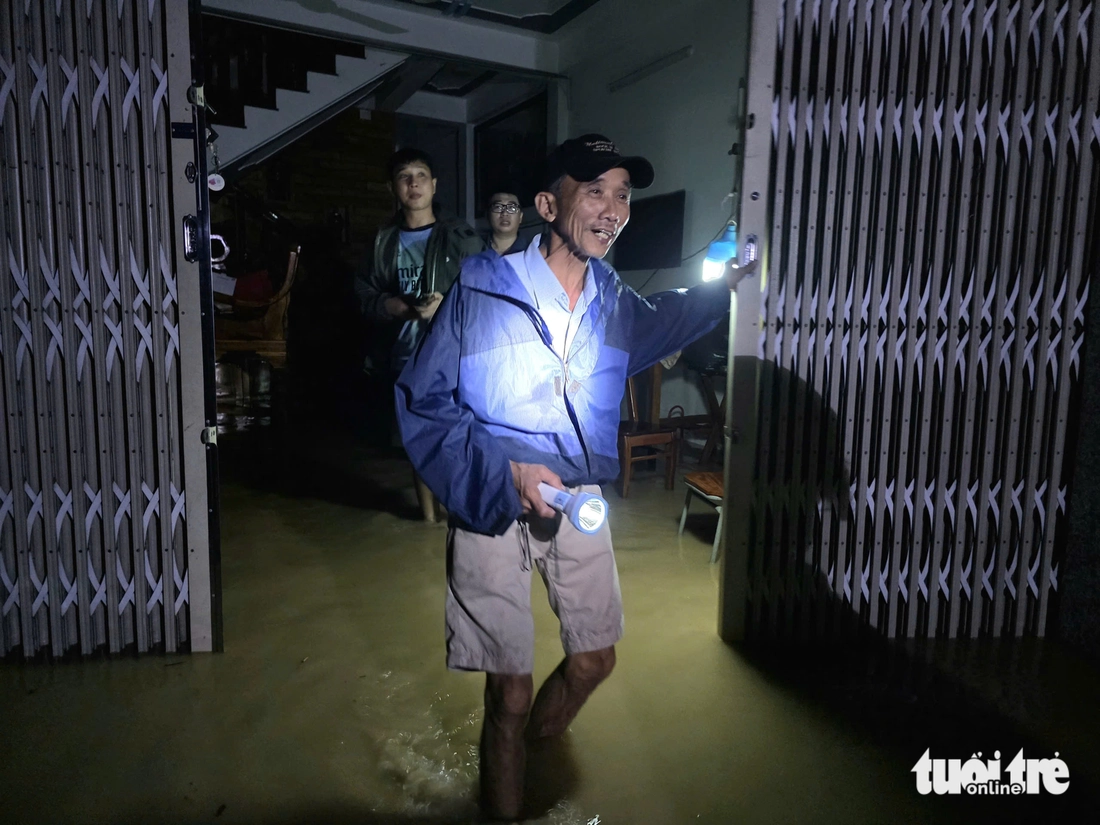 बाढ़ का पानी ऊंचा उठ गया, रिश्तेदारों को अंतिम संस्कार के लिए घर ले जा रहे वाहनों का काफिला फंस गया - फोटो 3. Bão vừa qua, lũ dâng lút mái nhà, dân không kịp trở tay - Ảnh 3.