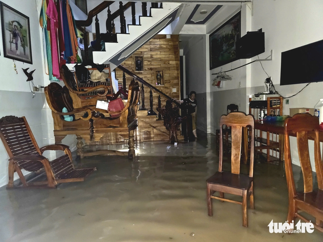 बाढ़ का पानी ऊंचा उठ गया, रिश्तेदारों को अंतिम संस्कार के लिए घर ले जा रहे वाहनों का काफिला फंस गया - फोटो 4. Bão vừa qua, lũ dâng lút mái nhà, dân không kịp trở tay - Ảnh 4.