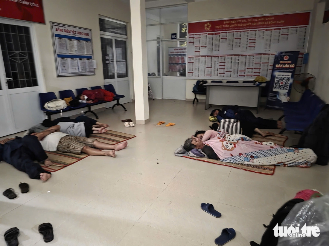 बाढ़ का पानी ऊंचा उठ गया, रिश्तेदारों को अंतिम संस्कार के लिए घर ले जा रहे वाहनों का काफिला फंस गया - फोटो 5. nước lũ - Ảnh 5.