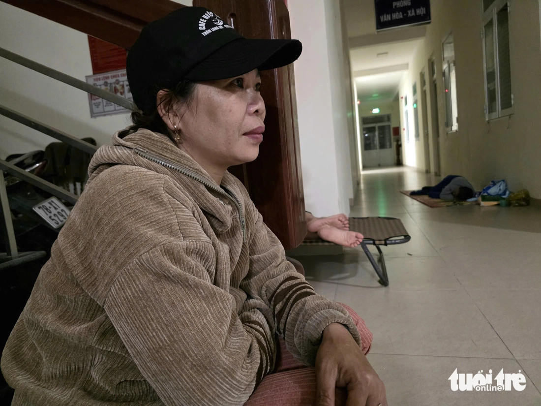 बाढ़ का पानी ऊंचा उठ गया, रिश्तेदारों को अंतिम संस्कार के लिए घर ले जा रहे वाहनों का काफिला फंस गया - फोटो 6. Bão vừa qua, lũ dâng lút mái nhà, dân không kịp trở tay - Ảnh 6.