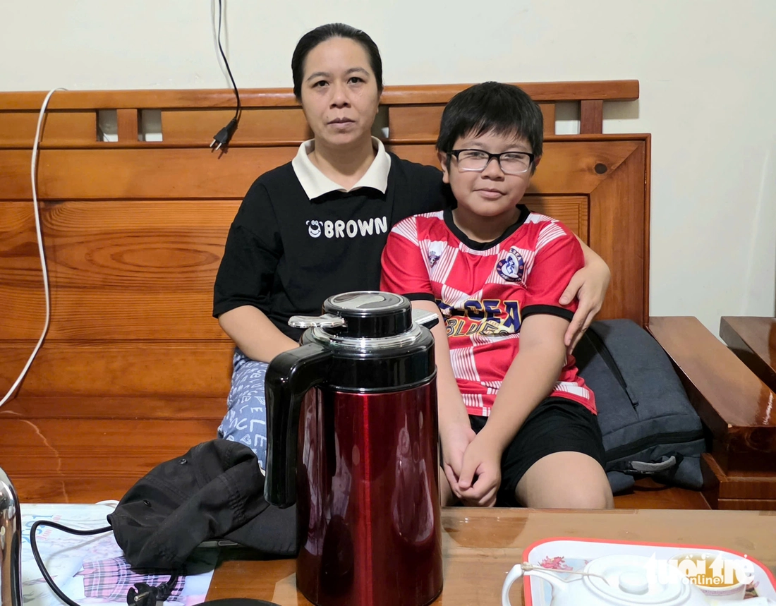 बाढ़ का पानी ऊंचा उठ गया, रिश्तेदारों को अंतिम संस्कार के लिए घर ले जा रहे वाहनों का काफिला फंस गया - फोटो 7. nước lũ - Ảnh 7.