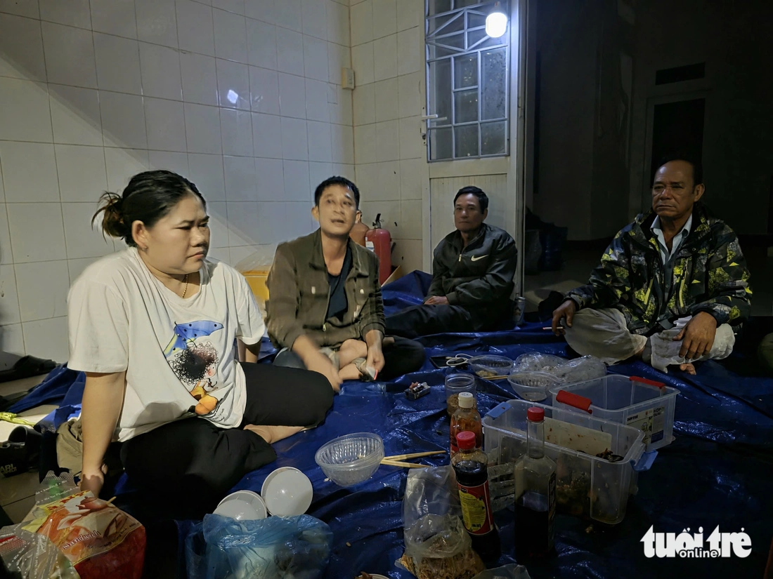 बाढ़ का पानी ऊंचा उठ गया, रिश्तेदारों को अंतिम संस्कार के लिए घर ले जा रहे वाहनों का काफिला फंस गया - फोटो 8. nước lũ - Ảnh 8.