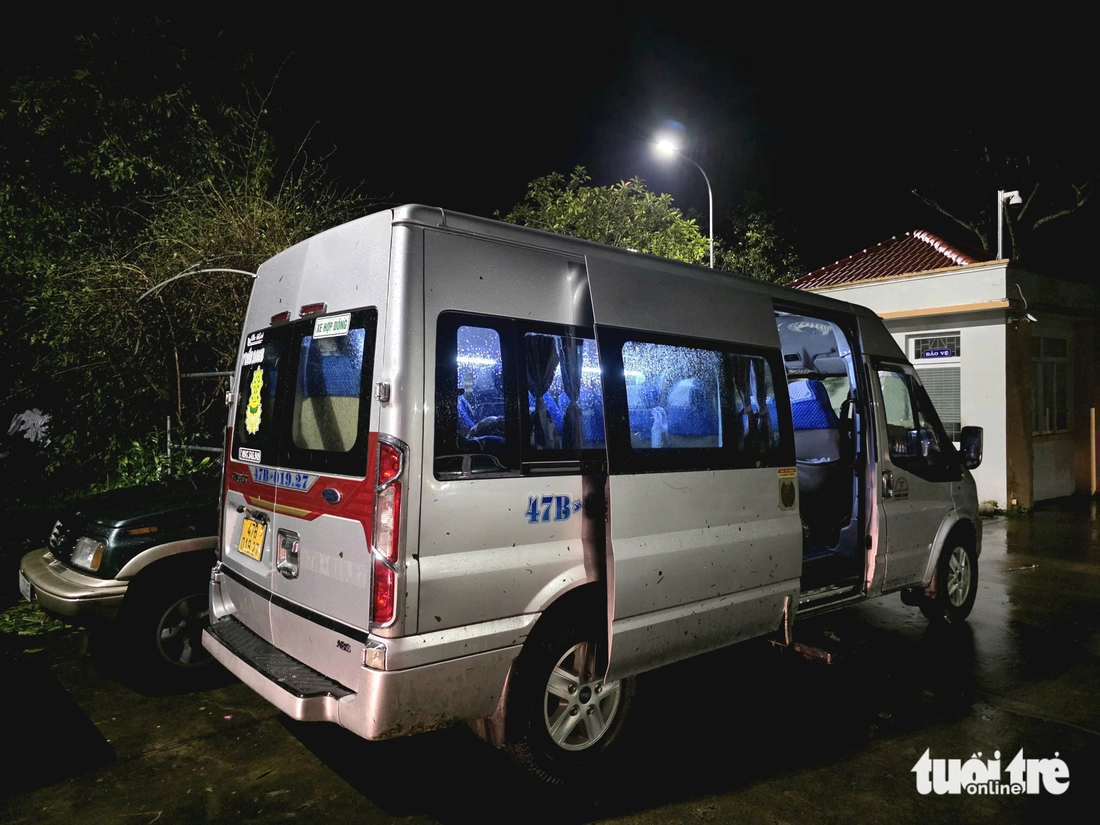 बाढ़ का पानी ऊंचा उठ गया, रिश्तेदारों को अंतिम संस्कार के लिए घर ले जा रहे वाहनों का काफिला फंस गया - फोटो 9. nước lũ - Ảnh 9.