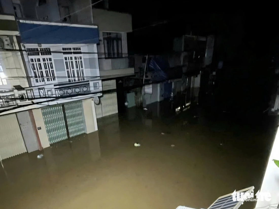 बाढ़ का पानी ऊंचा उठ गया, रिश्तेदारों को अंतिम संस्कार के लिए घर ले जा रहे वाहनों का काफिला फंस गया - फोटो 10. nước lũ - Ảnh 10.