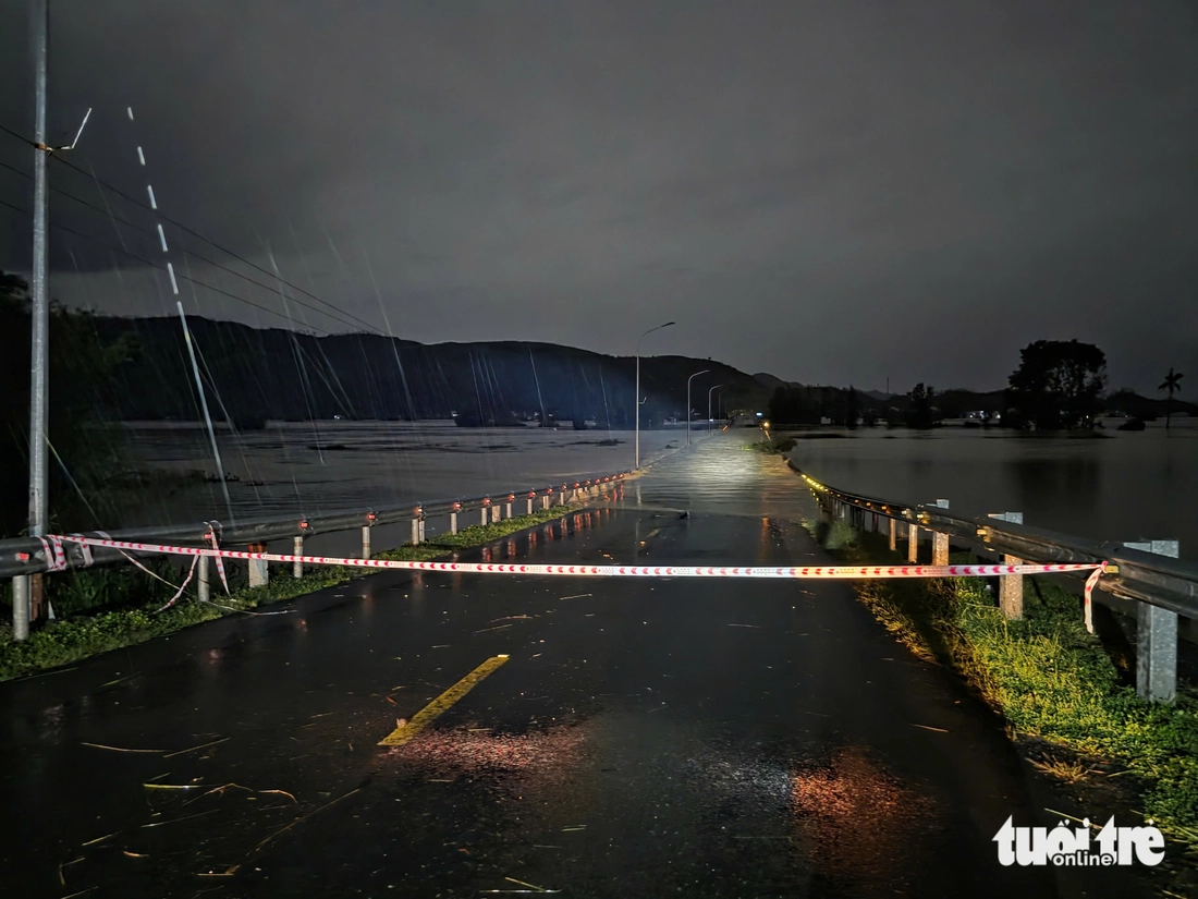 बाढ़ का पानी ऊंचा उठ गया, रिश्तेदारों को अंतिम संस्कार के लिए घर ले जा रहे वाहनों का काफिला फंस गया - फोटो 12. nước lũ - Ảnh 12.