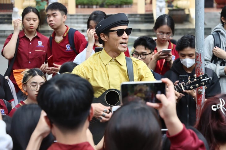 Piosenkarz Pham Anh Khoa jest zajęty pracą ze studentami mediów - Zdjęcie 1. Phạm Anh Khoa - Ảnh 1.