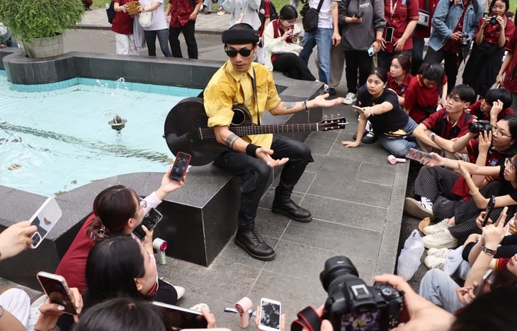 Piosenkarz Pham Anh Khoa jest zajęty pracą ze studentami mediów - Zdjęcie 2. Phạm Anh Khoa - Ảnh 2.