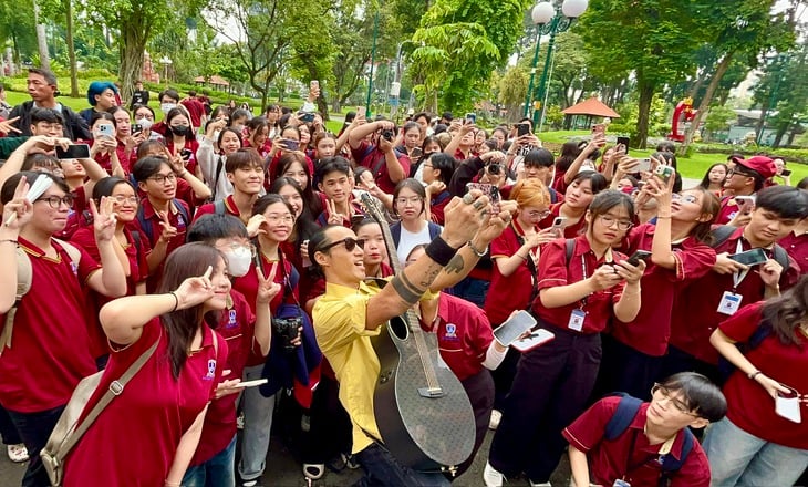 Piosenkarz Pham Anh Khoa jest zajęty pracą ze studentami mediów - zdjęcie 3. Phạm Anh Khoa - Ảnh 3.