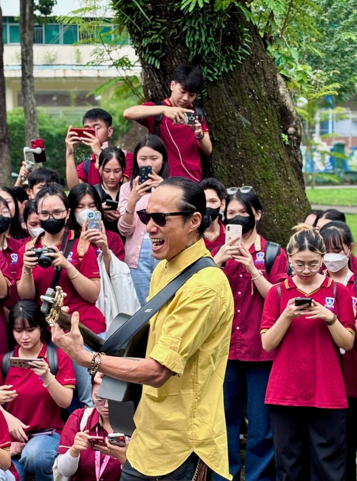 Piosenkarz Pham Anh Khoa jest zajęty pracą ze studentami mediów - zdjęcie 4. Tiết học ngoài trời sôi động của sinh viên Trường ĐH Nguyễn Tất Thành và ca sĩ Phạm Anh Khoa - Ảnh 4.