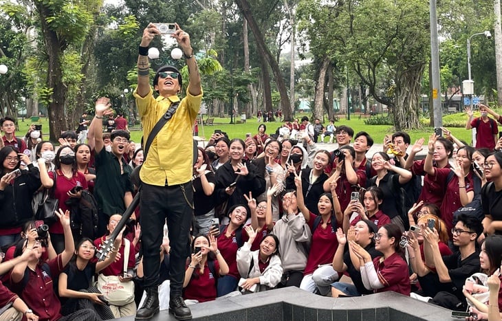 Piosenkarz Pham Anh Khoa jest zajęty pracą ze studentami mediów - zdjęcie 5. Tiết học ngoài trời sôi động của sinh viên Trường ĐH Nguyễn Tất Thành và ca sĩ Phạm Anh Khoa - Ảnh 5.