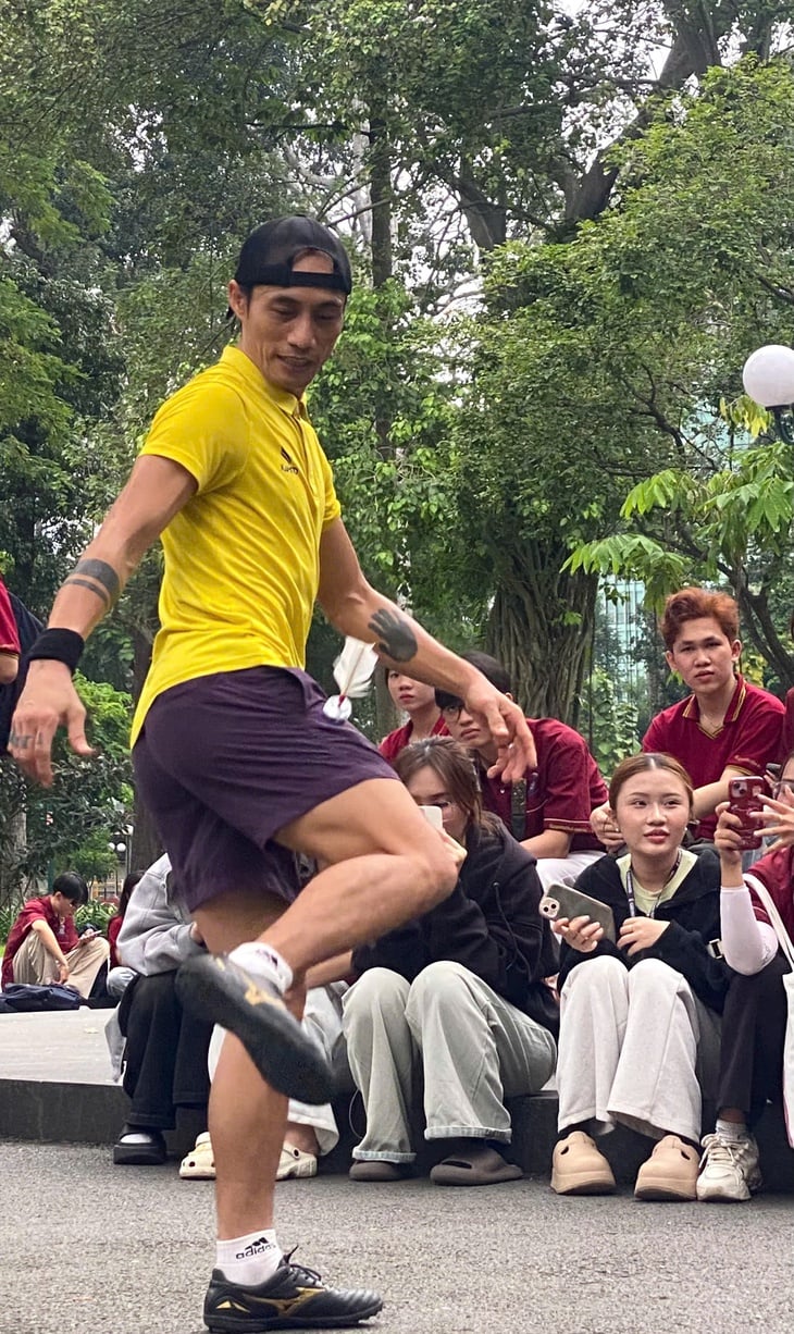 Piosenkarz Pham Anh Khoa jest zajęty pracą ze studentami mediów - zdjęcie 6. Phạm Anh Khoa - Ảnh 6.