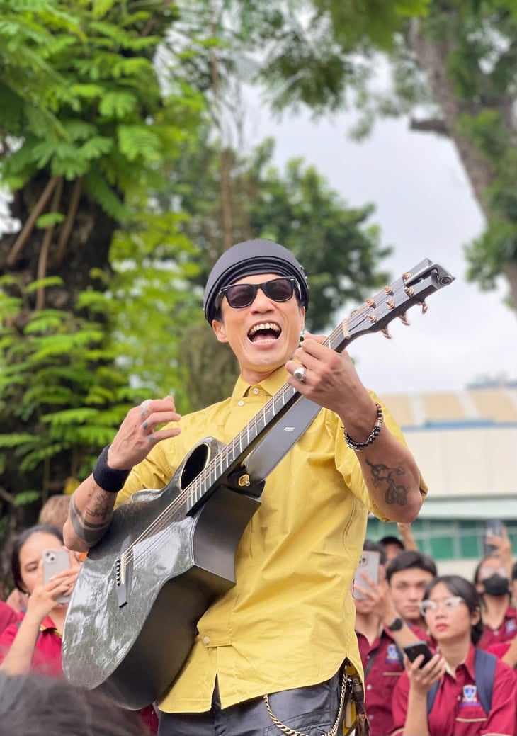 Piosenkarz Pham Anh Khoa jest zajęty pracą ze studentami mediów - zdjęcie 8. Phạm Anh Khoa - Ảnh 8.