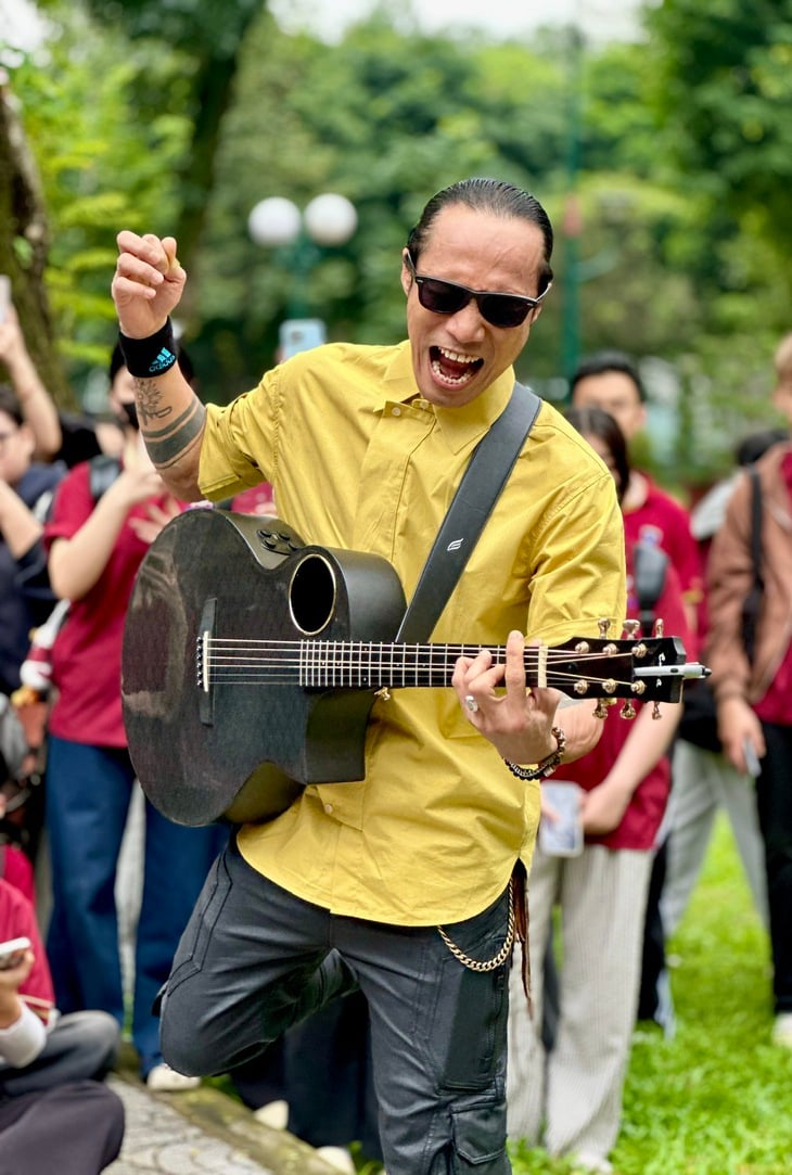 Piosenkarz Pham Anh Khoa jest zajęty pracą ze studentami mediów - zdjęcie 10. Phạm Anh Khoa - Ảnh 10.