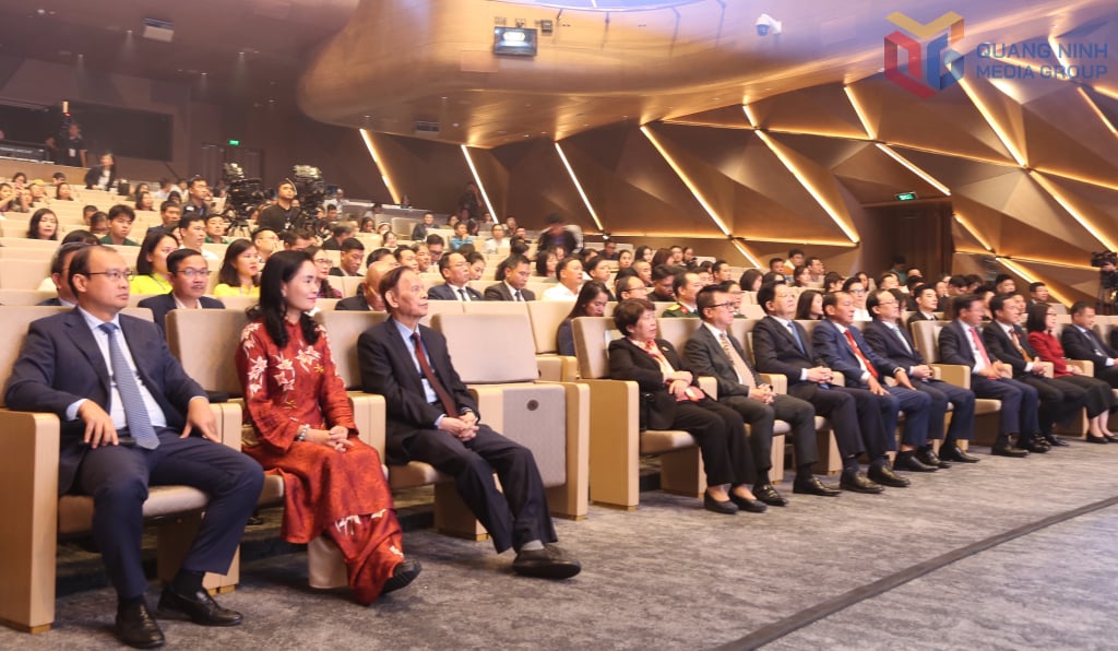 Phó Thủ tướng Mai Văn Chính cùng các đại biểu dự lễ trao giải