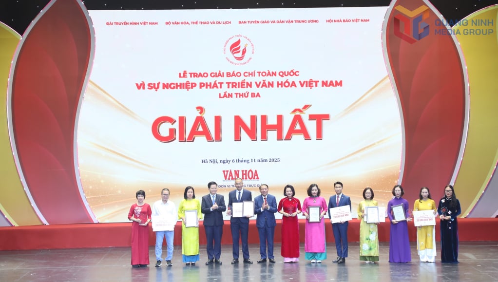 Đồng chí Mai Văn Chính, Ủy viên Trung ương Đảng, Phó Thủ tướng Chính phủ và đồng chí Nguyễn Văn Hùng, Ủy viên Trung ương Đảng, Bộ trưởng Văn hóa, Thể thao và Du lịch trao giải Nhất cho các tác giả và đại diện nhóm tác giả.