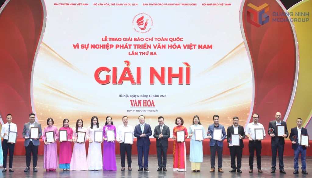 Đại diện nhóm tác giả của Báo và Phát thanh, Truyền hình Quảng Ninh (thứ 8, phải sang) nhận giải B.