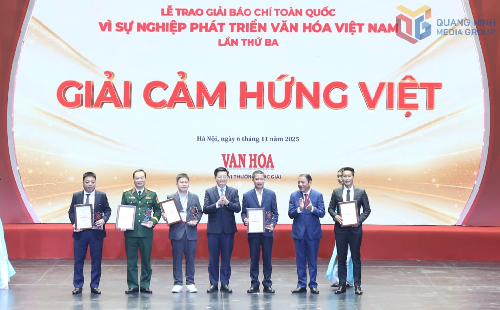 Phó Thủ tướng Chính phủ Mai Văn Chính, Bộ trưởng Bộ Văn hóa, Thể thao và Du lịch Nguyễn Văn Hùng trao giải 