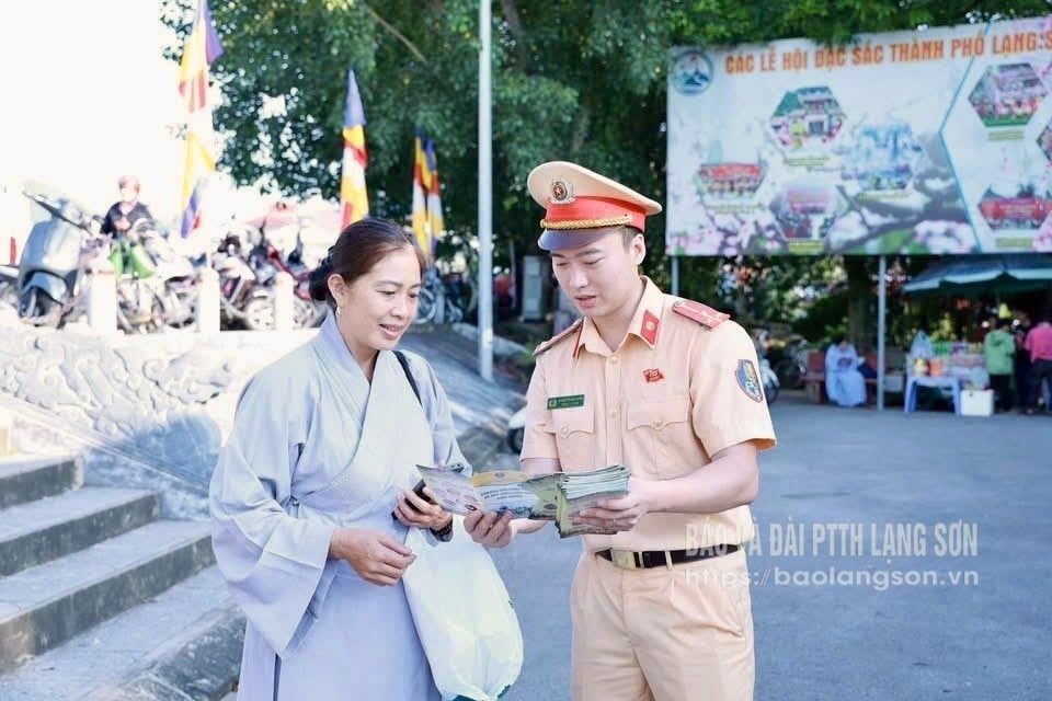 Poliser från trafikpolisen och provinspolisen sprider lagen till buddhister vid Thanh-pagoden (distriktet Luong Van Tri)
