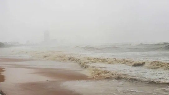 AKTUALIZACE: Bouře č. 13 slábne do oblasti nízkého tlaku vzduchu v jižním Laosu; silný déšť od Thanh Hoa po Da Nang - Foto 2. CẬP NHẬT: Bão số 13 suy yếu thành áp thấp trên khu vực Nam Lào; mưa lớn từ Thanh Hóa đến Đà Nẵng- Ảnh 2.