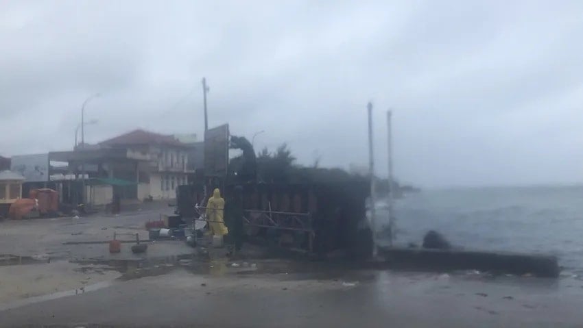 AKTUALIZACE: Bouře č. 13 slábne do oblasti nízkého tlaku vzduchu v jižním Laosu; silný déšť od Thanh Hoa po Da Nang - Foto 3. CẬP NHẬT: Bão số 13 suy yếu thành áp thấp trên khu vực Nam Lào; mưa lớn từ Thanh Hóa đến Đà Nẵng- Ảnh 3.