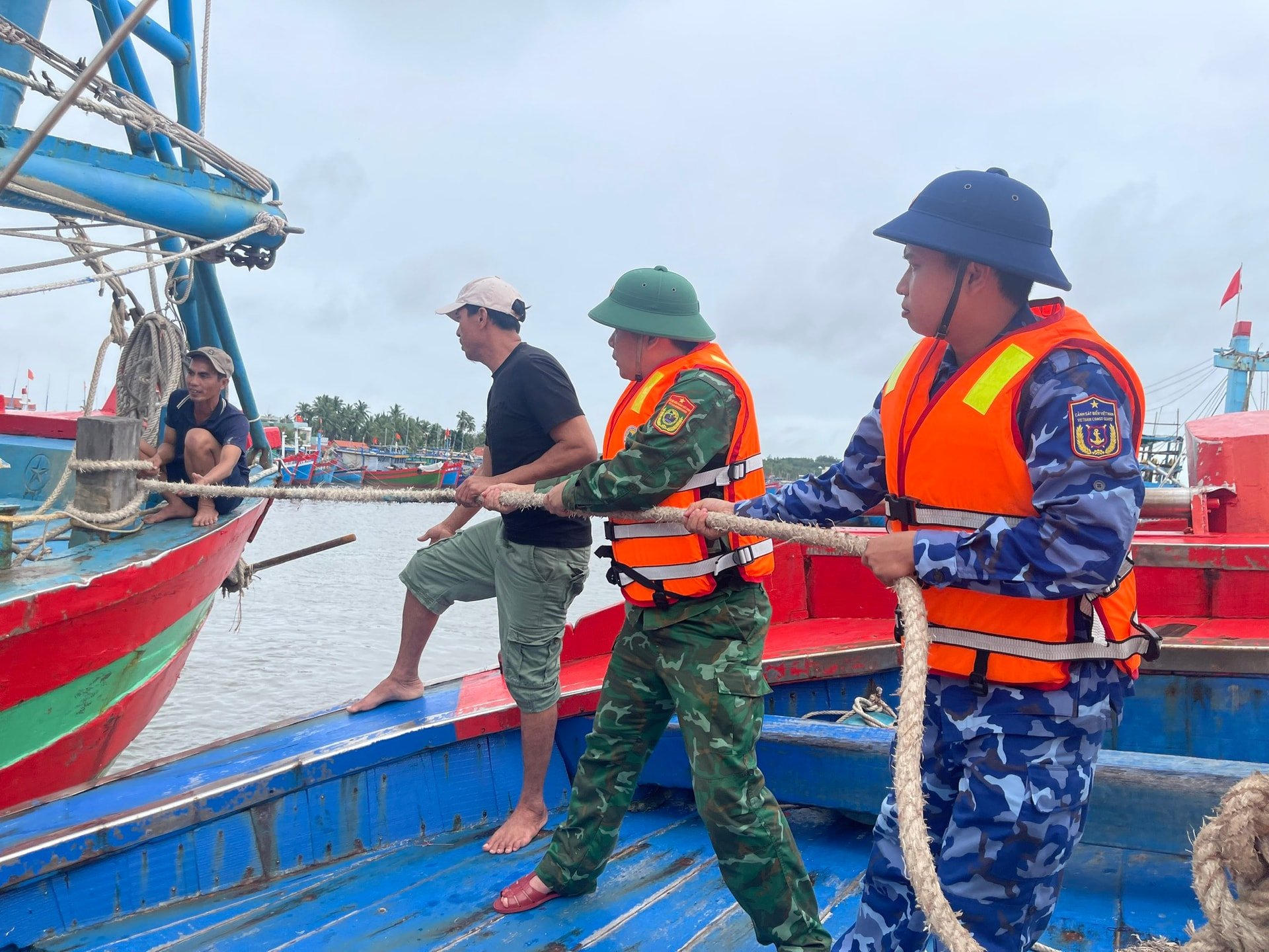 AKTUALIZACE: Bouře č. 13 slábne do oblasti nízkého tlaku vzduchu v jižním Laosu; silný déšť od Thanh Hoa po Da Nang - Foto 5. CẬP NHẬT: Bão số 13 suy yếu thành áp thấp trên khu vực Nam Lào; mưa lớn từ Thanh Hóa đến Đà Nẵng- Ảnh 5.
