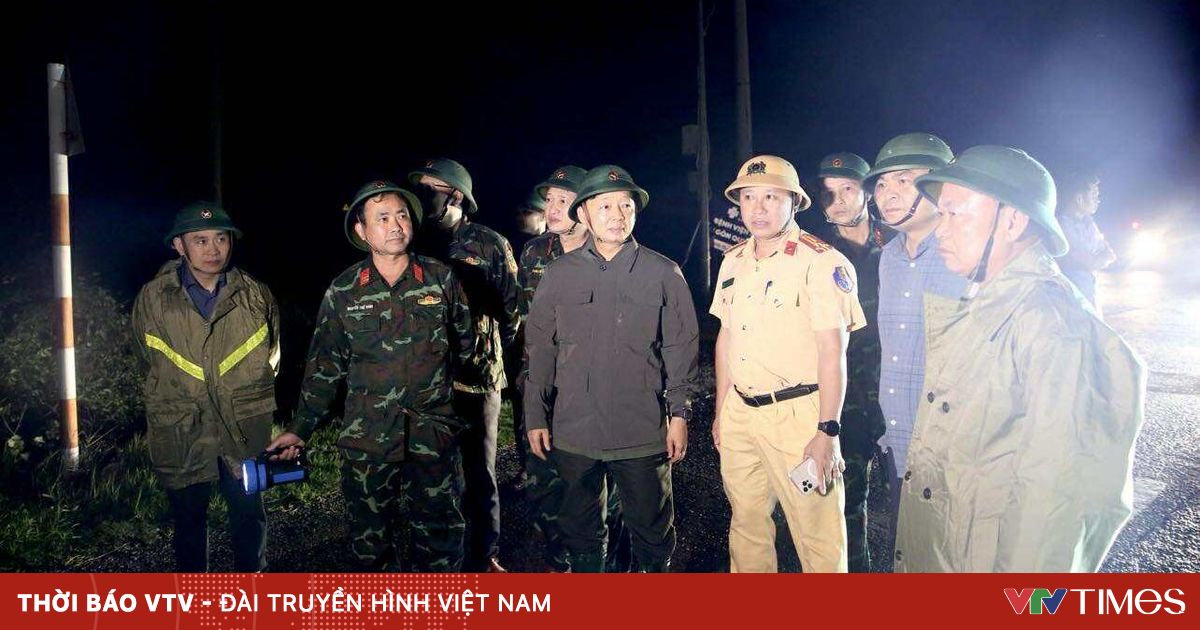 Phó Thủ tướng Trần Hồng Hà thị sát khu vực Quy Nhơn ngay trong đêm sau khi bão số 13 quét qua