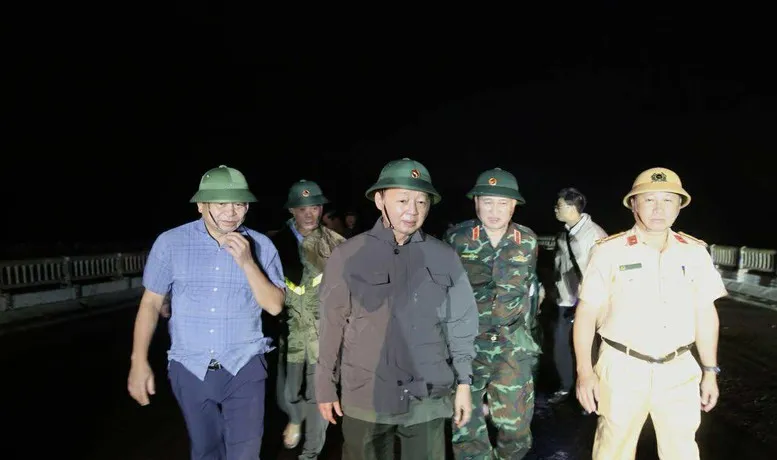 Vicepremier Tran Hong Ha inspecteerde het gebied rond Quy Nhon in de nacht nadat storm nr. 13 er overheen raasde - Foto 1. Phó Thủ tướng Trần Hồng Hà thị sát khu vực Quy Nhơn ngay trong đêm sau khi bão số 13 quét qua- Ảnh 1.