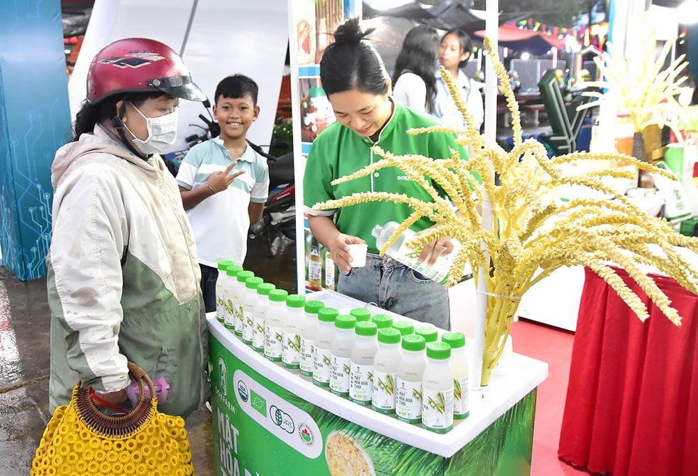 Färska kokosnektarprodukter från Tra Vinh Farm Company Limited visas och marknadsförs på konsumentstimulansmässan inom ramen för Ok Om Bok-festivalen 2025.