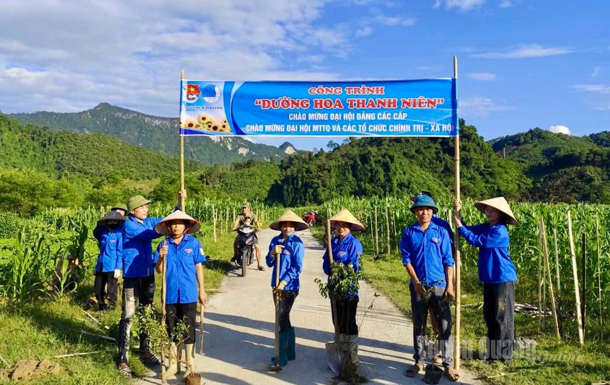 Delegasjonen fra Vi Xuyen kommune bygde prosjektet «Ungdommens blomstergate» for å ønske Kongressen velkommen.
