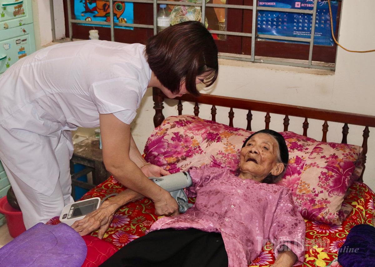 Fru Tran Thi Sen har regelmessige helsesjekker.