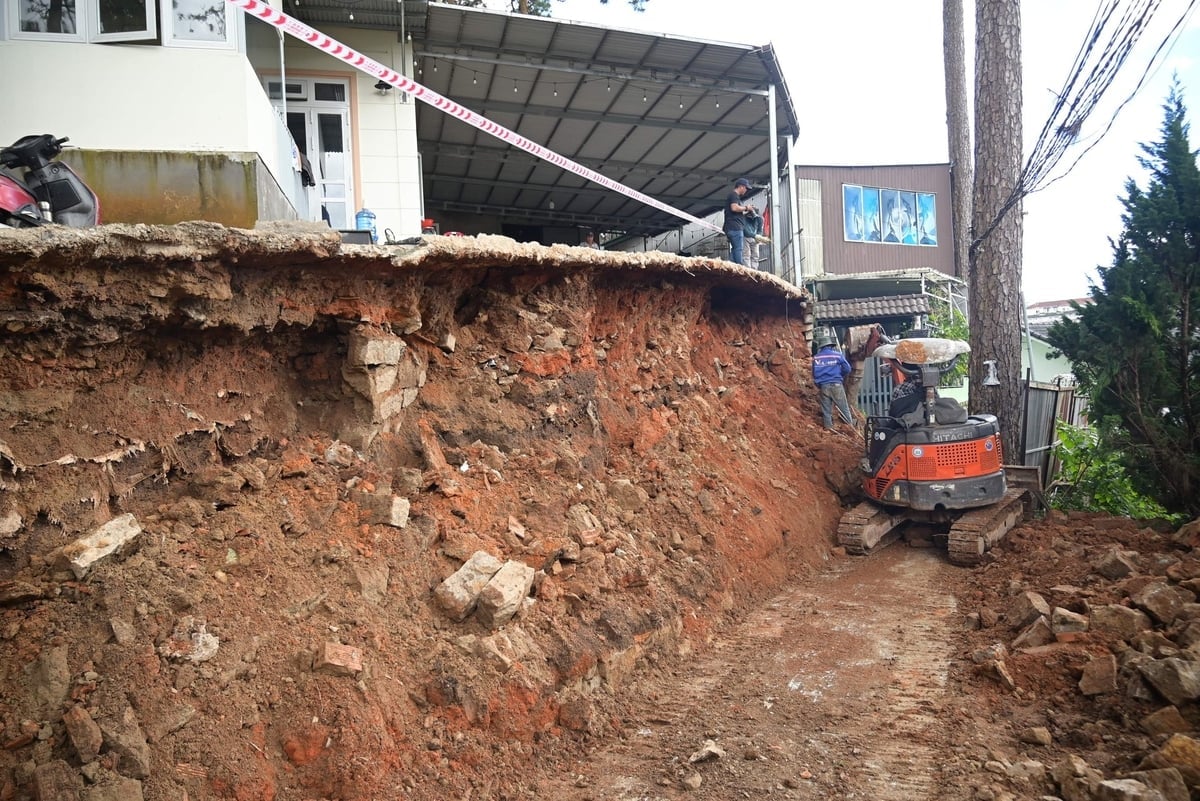 På grund av den kuperade terrängen utgör kraftiga regn en hög risk för jordskred i vissa områden i Da Lat. Foto: Pham Hoai. Do địa hình đồi dọc nên thời tiết mưa nhiều nguy cơ tiềm ẩn sạt lở ở một số khu vực ở Đà Lạt là rất lớn. Ảnh: Phạm Hoài.