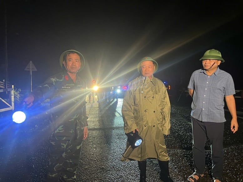 군대는 13호 폭풍 이후 고립된 많은 사람들을 구조했습니다. - 사진 1. Lực lượng vũ trang đã cứu nhiều người dân bị cô lập sau bão số 13- Ảnh 1.