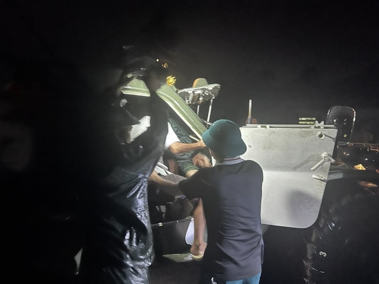 군대는 13호 폭풍 이후 고립된 많은 사람들을 구조했습니다. - 사진 3. Lực lượng vũ trang đã cứu nhiều người dân bị cô lập sau bão số 13- Ảnh 3.