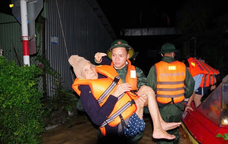 군대는 13호 폭풍 이후 고립된 많은 사람들을 구조했습니다. - 사진 4. Lực lượng vũ trang đã cứu nhiều người dân bị cô lập sau bão số 13- Ảnh 4.