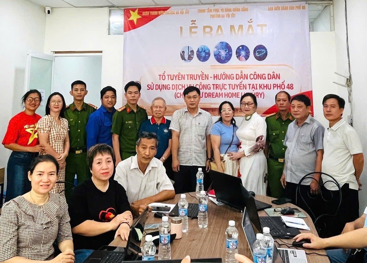 An Hoi Tay Ward stwierdził, że zrównoważona redukcja ubóstwa musi wiązać się z redukcją ubóstwa informacyjnego i transformacją cyfrową. Zdjęcie: Thuc Vy. Phường An Hội Tây xác định công tác giảm nghèo bền vững phải gắn với giảm nghèo thông tin và chuyển đổi số. Ảnh: Thục Vy.