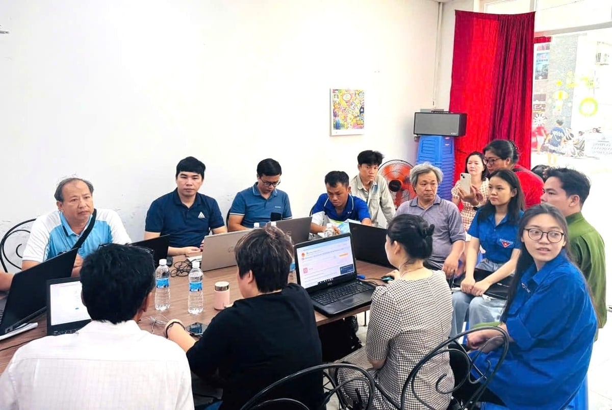 Dzielnica An Hoi Tay promuje propagandę i szkolenia z podstawowych umiejętności cyfrowych dla ludzi, zwłaszcza z rodzin znajdujących się w trudnej sytuacji. Zdjęcie: Thuc Vy. Phường An Hội Tây đẩy mạnh tuyên truyền và tập huấn kỹ năng số cơ bản cho người dân, đặc biệt là các hộ cận nghèo. Ảnh: Thục Vy.