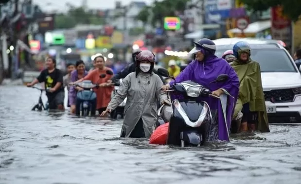 Kraftigt regn utsätter människor och företag för allvarliga skador.