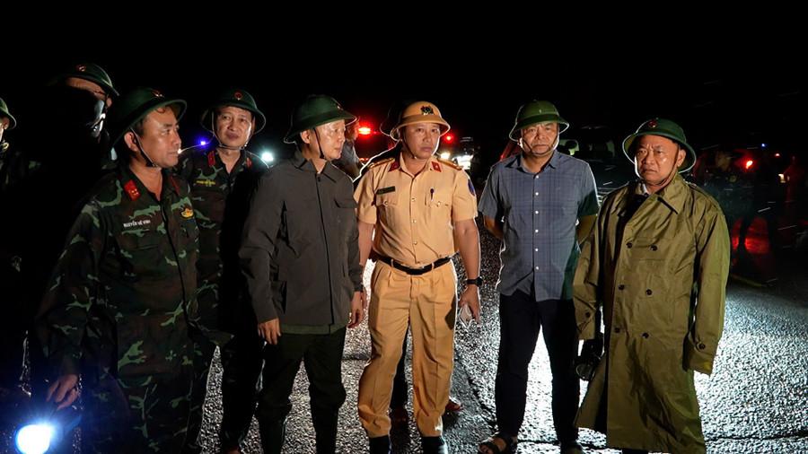 Wakil Perdana Menteri Tran Hong Ha (ketiga dari kiri) dan Sekretaris Partai Provinsi Thai Dai Ngoc (sampul kanan) memeriksa kerusakan yang disebabkan oleh badai No. 13. z7197070084122-e61a365a8b9040e8168927bf3a661276.jpg