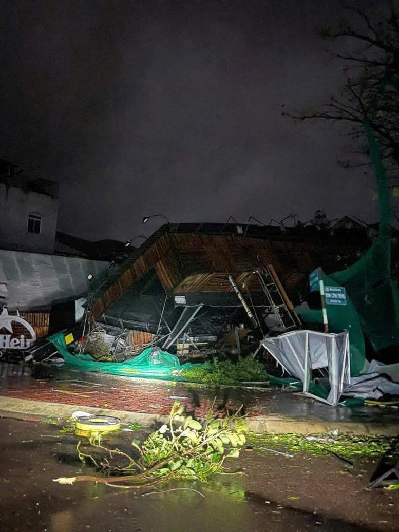 Sprijin de urgență de 80 de miliarde de VND pentru cele trei provincii Quang Ngai, Gia Lai și Dak Lak pentru a depăși consecințele furtunii nr. 13 - Fotografia 1. Hỗ trợ khẩn cấp 80 tỷ đồng cho 3 tỉnh Quảng Ngãi, Gia Lai, Đắk Lắk khắc phục hậu quả bão số 13- Ảnh 1.