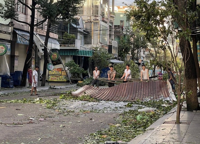 Gia Lai: De gevolgen van storm nr. 13 moeten zo snel mogelijk overwonnen worden en het leven van mensen moet zo snel mogelijk gestabiliseerd worden - Foto 1. Gia Lai: Khẩn trương khắc phục hậu quả sau bão số 13, sớm ổn định cuộc sống người dân- Ảnh 1.