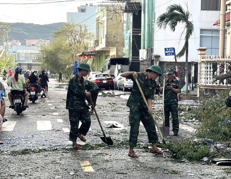 Gia Lai: De gevolgen van storm nr. 13 moeten zo snel mogelijk overwonnen worden en het leven van mensen moet zo snel mogelijk gestabiliseerd worden - Foto 2. Gia Lai: Khẩn trương khắc phục hậu quả sau bão số 13, sớm ổn định cuộc sống người dân- Ảnh 2.