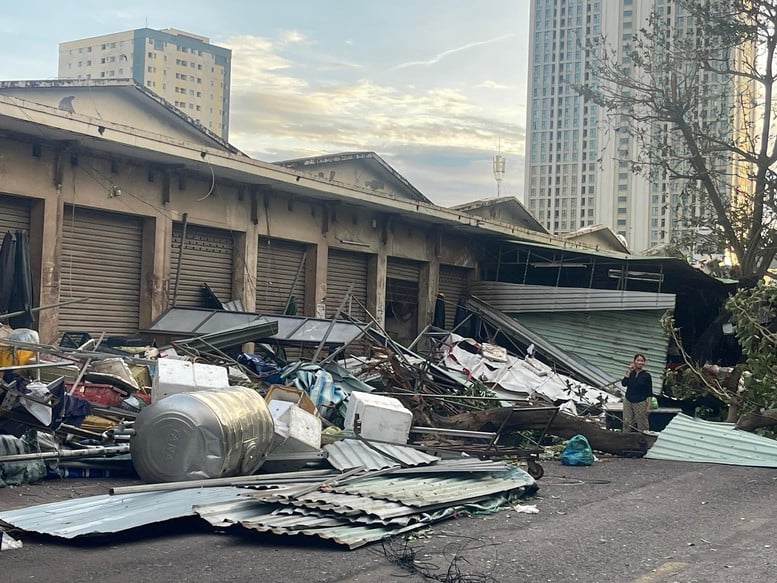 Gia Lai: De gevolgen van storm nr. 13 moeten zo snel mogelijk overwonnen worden en het leven van mensen moet zo snel mogelijk gestabiliseerd worden - Foto 4. Gia Lai: Khẩn trương khắc phục hậu quả sau bão số 13, sớm ổn định cuộc sống người dân- Ảnh 4.