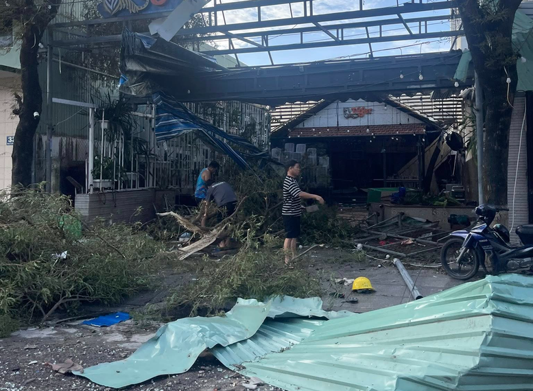 Gia Lai: De gevolgen van storm nr. 13 moeten zo snel mogelijk overwonnen worden en het leven van mensen moet zo snel mogelijk gestabiliseerd worden - Foto 5. Gia Lai: Khẩn trương khắc phục hậu quả sau bão số 13, sớm ổn định cuộc sống người dân- Ảnh 5.
