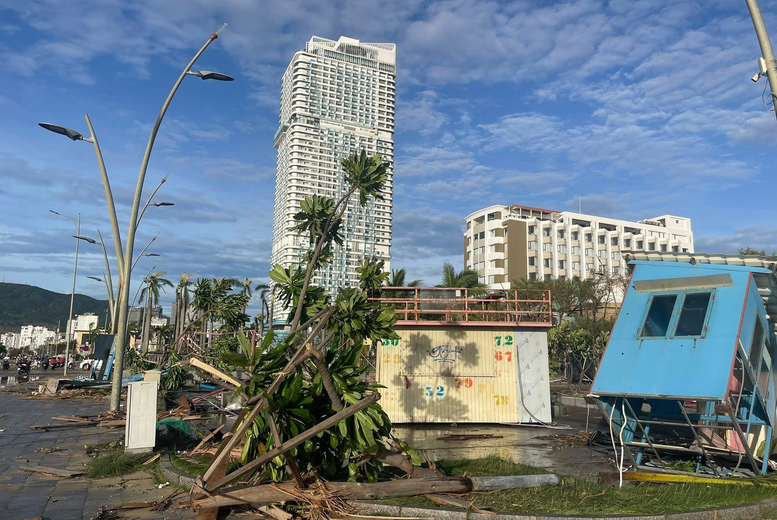 Gia Lai: De gevolgen van storm nr. 13 moeten zo snel mogelijk overwonnen worden en het leven van mensen moet zo snel mogelijk gestabiliseerd worden - Foto 6. Gia Lai: Khẩn trương khắc phục hậu quả sau bão số 13, sớm ổn định cuộc sống người dân- Ảnh 6.