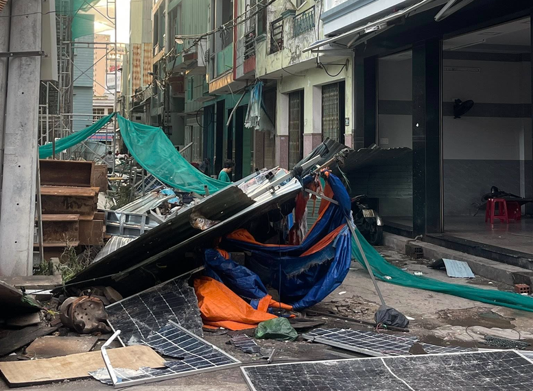 Gia Lai: De gevolgen van storm nr. 13 moeten zo snel mogelijk overwonnen worden en het leven van mensen moet zo snel mogelijk gestabiliseerd worden - Foto 8. Gia Lai: Khẩn trương khắc phục hậu quả sau bão số 13, sớm ổn định cuộc sống người dân- Ảnh 8.